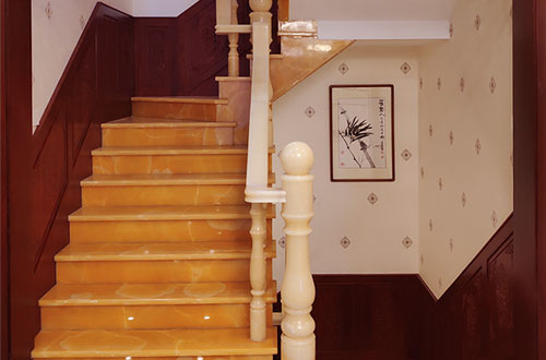 蒸湘中式别墅室内汉白玉石楼梯的定制安装装饰效果